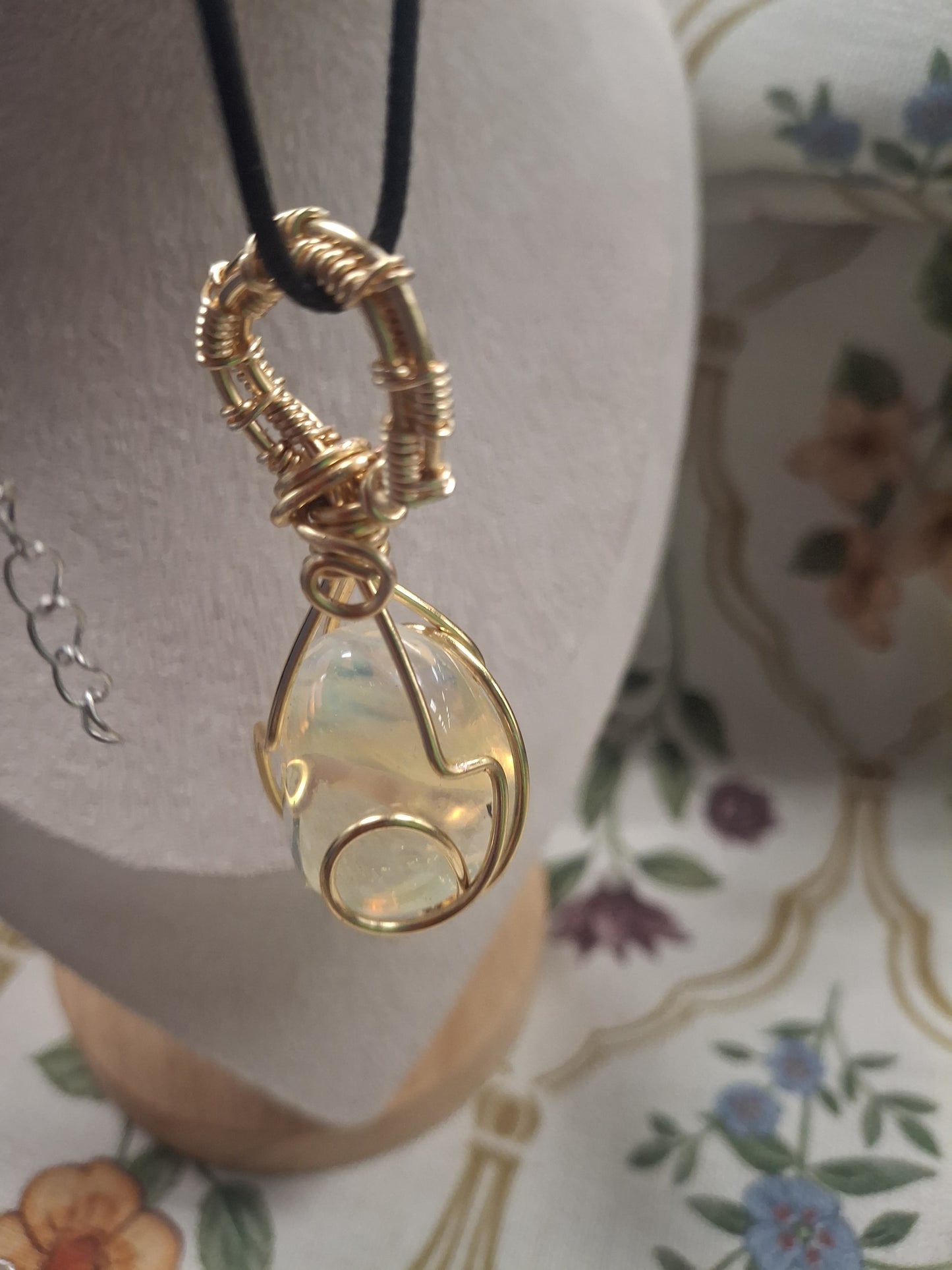 Yellow Obsidian Pendant – A Story of Confidence and Light